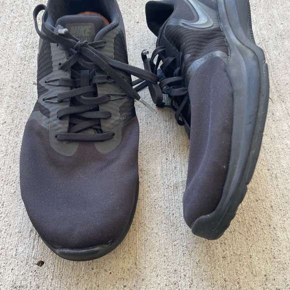 Nike Womens In Season TR 8 AA7773-002 Black Running size 11 - Picture 2 of 9